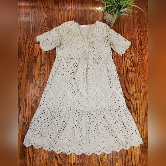 Vanessa Zani Dresses & Skirts - Vanessa Zani 100% Cotton Eyelet Slight Ruffle Hem Lined Shift Mini Dress Sz L